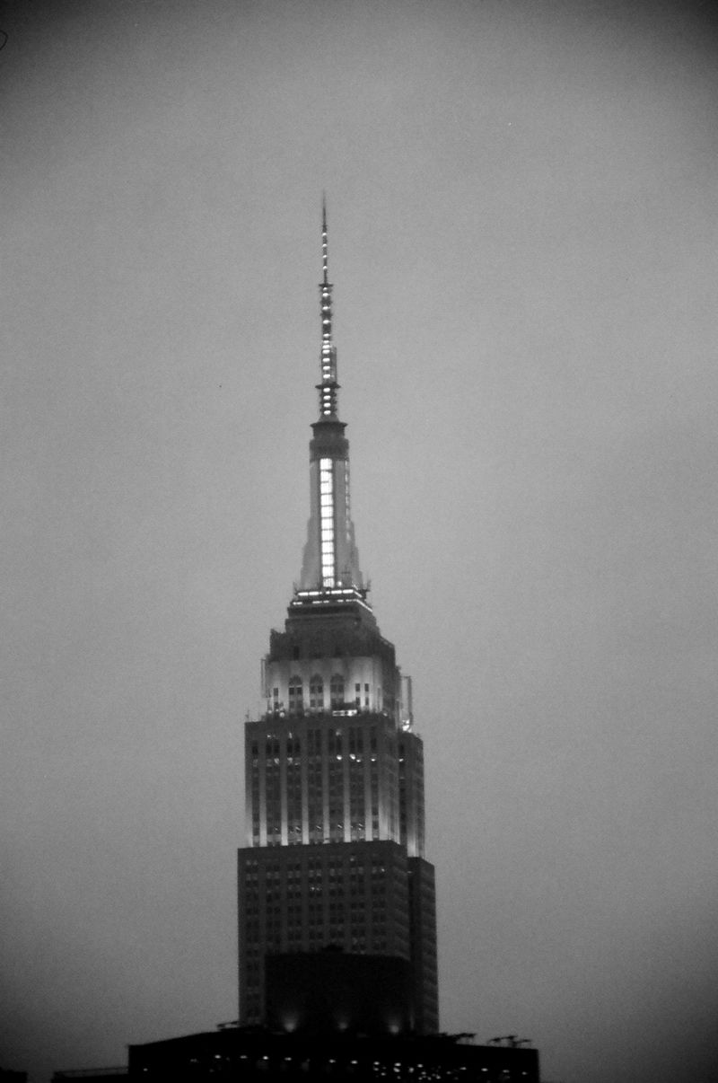 El Empire State de noche, en blanco y negro